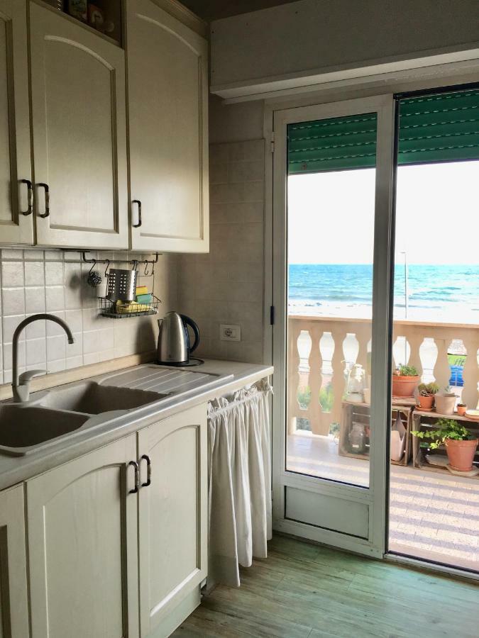 リド・ディ・オスティアCasa Al Mareアパートメント エクステリア 写真